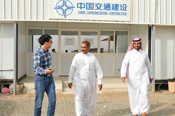 Workers from China Communications Construction discuss a project in Jeddah in Saudi Arabia. (Photo/Xinhua)