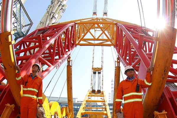 Shenhua workers install equipment at a coal-to-liquids project in the Ningxia Hui autonomous region. (Photo/China Daily)