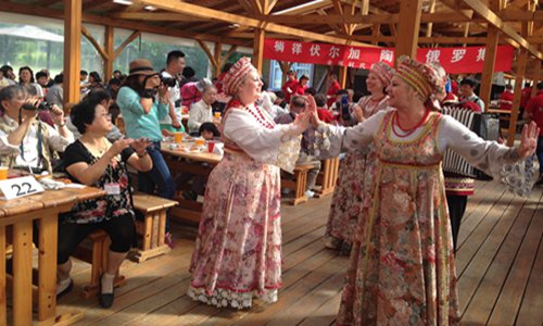 Chinese tourists watch traditional Russian dancing at a sightseeing boat on the Volga River, Russia. (File photo/Courtesy of Beijing Global Travel)