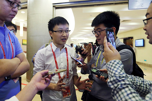Chen Zhou (second left), CEO of social media platform YY Inc, interacts with journalists at the Boao Forum for Asia, March 24, 2017. (Photo/China Daily)