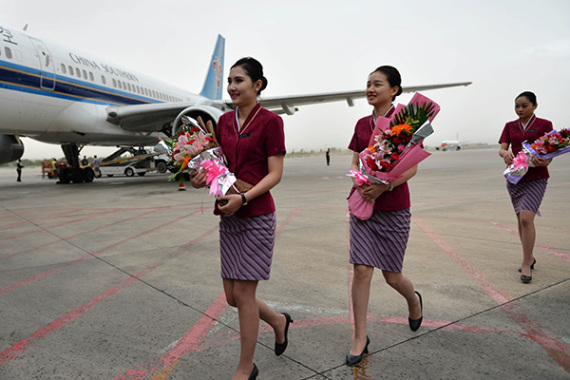 Cabin crew of China Southern Airlines prepare to board a flight in Lanzhou, capital of Gansu province. (Photo/Xinhua)