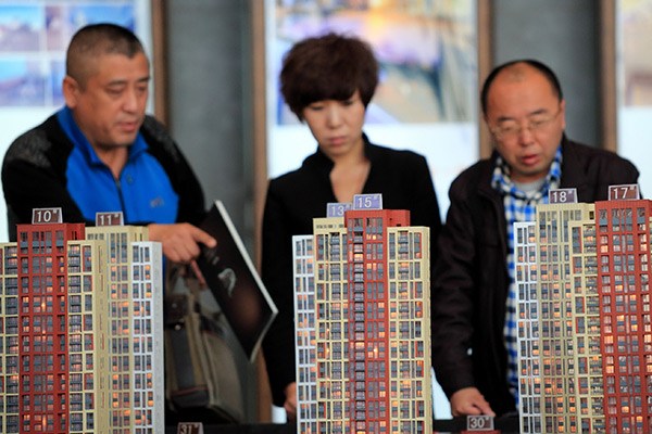 Potential homebuyers visit a housing project developed by China Vanke Co in Jilin, a city in northeastern Jilin province. (Photo/Xinhua)