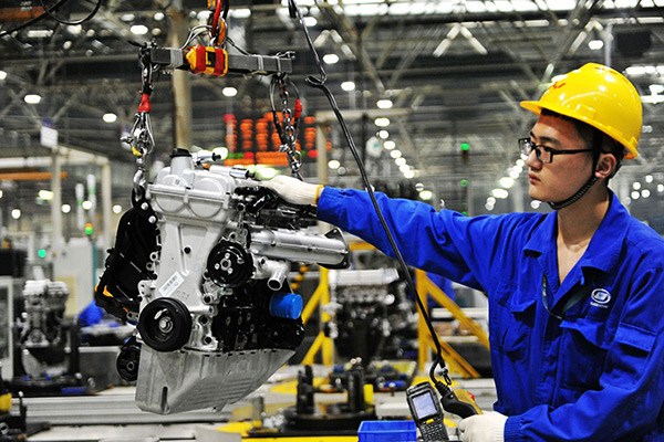 A worker assembles an auto engine at a SAIC-GM-Wuling Automotive Co Ltd plant in Qingdao, Shandong province. The government will increase financial support for the development of the manufacturing sector. (Photo/China Daily)