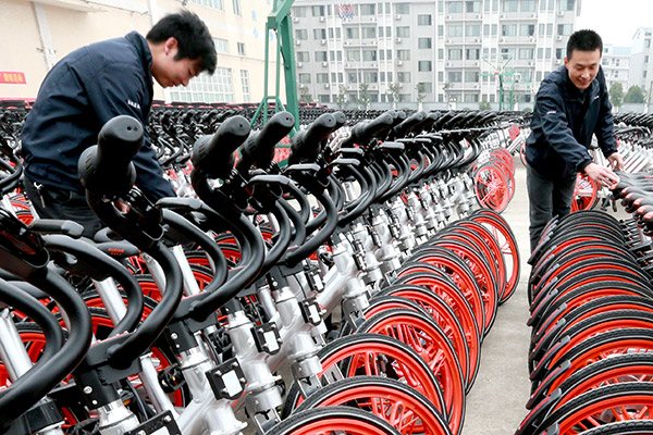 Workers arrange newly manufactured mobikes in Hengyang, Hunan province. (Photo/China Daily)