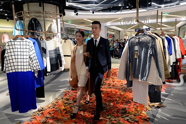 Two models at work during a fashion show in an Intime Retail store in Hangzhou, Zhejiang province, as the group moves to tackle the challenges brought about by online shopping. (Photo provided to China Daily)