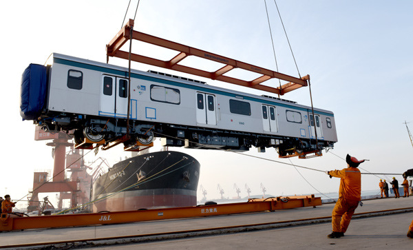 A worker in Yingkou Port loads a China-made train coach onto a vessel for export to Brazil. (Photo/Xinhua)