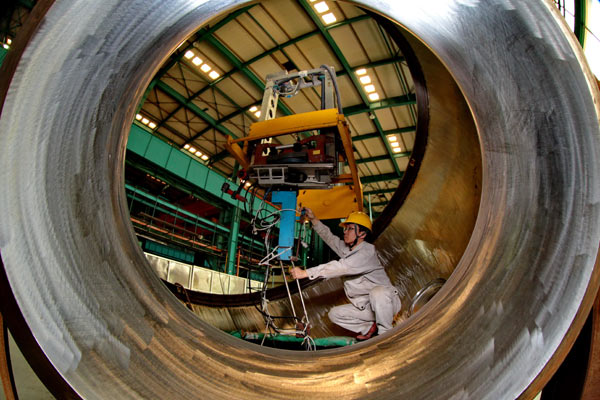 A technician works on a key component of the Hualong One reactor in Qinhuangdao, Hebei province. (File photo/Xinhua)