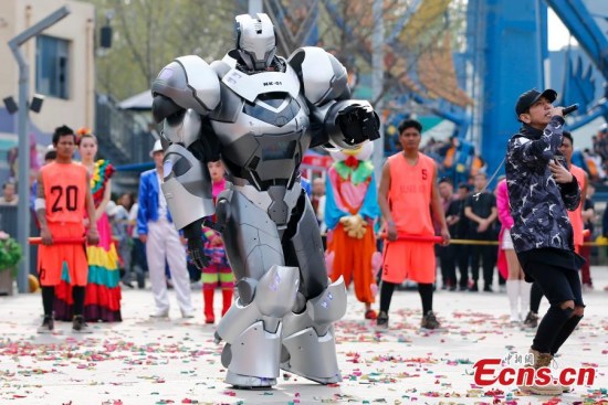 Robot NK01 performs in a festival in Beijing, April 2, 2017. Standing 2.2-meter-high and weighing 200kg, the NK01 has made many appearances since it was created in 2015. (Photo: China News Service/Fu Tian)