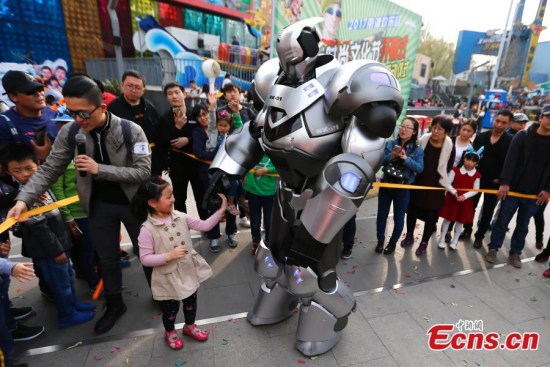 Robot NK01 performs in a festival in Beijing, April 2, 2017. Standing 2.2-meter-high and weighing 200kg, the NK01 has made many appearances since it was created in 2015. (Photo: China News Service/Fu Tian)