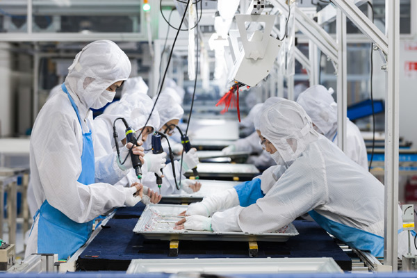 Workers assemble television sets at a Hisense Group plant in Qingdao, Shandong province. The consumer electronics maker is banking on sports event to increase its global exposure. (Photo/Xinhua)