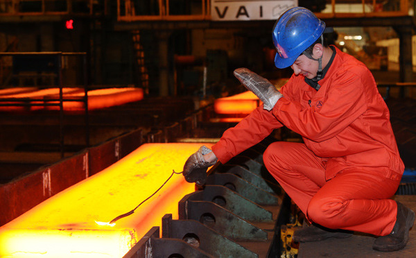 A worker at the factory of Dongbei Special Steel Group Co Ltd in Dalian, Liaoning province. LIU DEBIN / FOR CHINA DAILY