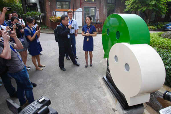 Reporters from Chinese and Russian media outlets visit the headquarters of WeChat in Tianhe district, Guangzhou, Guangdong province, on Oct 28, 2016. (Photo by Zhu Xingxin/chinadaily.com.cn)