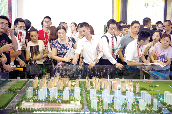 Prospective buyers attend a real estate trade fair in Chengdu, capital of Sichuan province, Oct 3, 2016. (Photo provided to China Daily)
