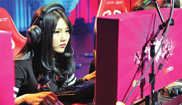 A young female player competes in an e-sports event in Taicang, Jiangsu province.(Photo by Ji Haixin/China Daily)