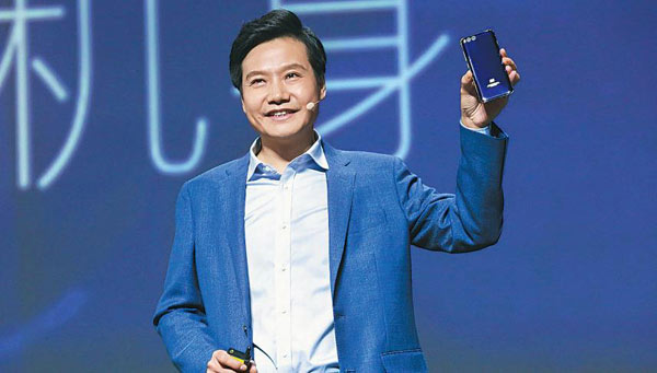 Lei Jun, CEO of Xiaomi, shows the newly released handset Mi 6 on Wednesday in Beijing. (Photo provided to China Daily)