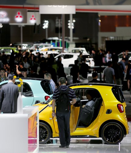 Visitors test drive cars at the Auto Shanghai 2017, which opened on Wednesday. (Photo: Yang Hui/GT)