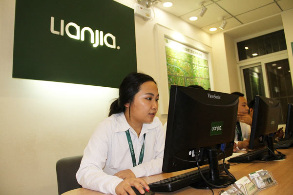Homelink employees check information at an outlet of the company in Beijing. (Photo provided to China Daily)