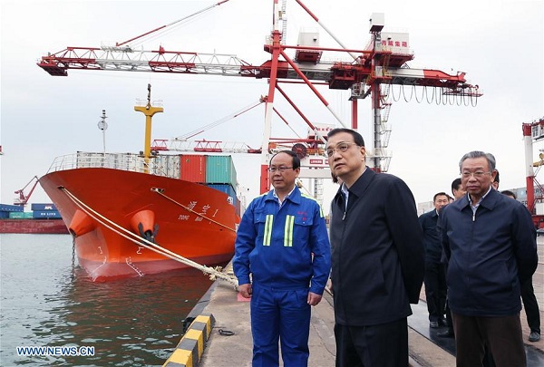 Chinese Premier Li Keqiang (C) inspects Weihai Port in Weihai City, east China's Shandong Province, April 19, 2017. Li visited Shandong from Wednesday to Friday. (Xinhua/Yao Dawei)