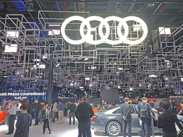 People gather around the Audi's stand at the Shanghai auto show on April 19. (Photo by Li Fusheng/China Daily)