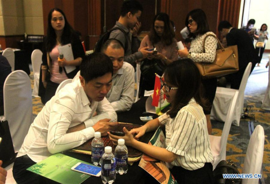 Representatives from companies of Vietnam and Zhejiang Province of China communicate at Zhejiang-Vietnam Purchasing Conference in Vietnam's capital Hanoi on April 25, 2017. (Xinhua/Le Yanna)
