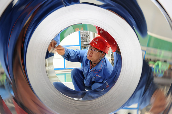 A technician inspects the surface of a stainless steel piece at a factory of Shanxi-based Taiyuan Iron and Steel (Group) Co, which is staking its future on its research and development efforts. ZHANG XUANYU / FOR CHINA DAILY