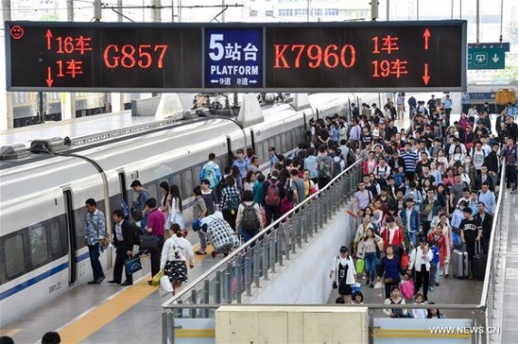 Passengers are seen at a platform of Zhengzhou Railway Station in Zhengzhou, central China's Henan Province, May 1, 2017. Road and railway transportation in Zhengzhou saw rising traffic on Monday, the last day of the International Labor Day holiday. (Photo: Xinhua)