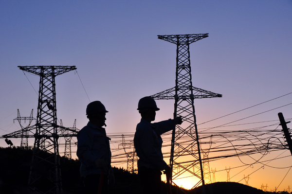Employees of a power supply company in Weining county, Guizhou province, check power transmission facilities. (Photo/Xinhua)