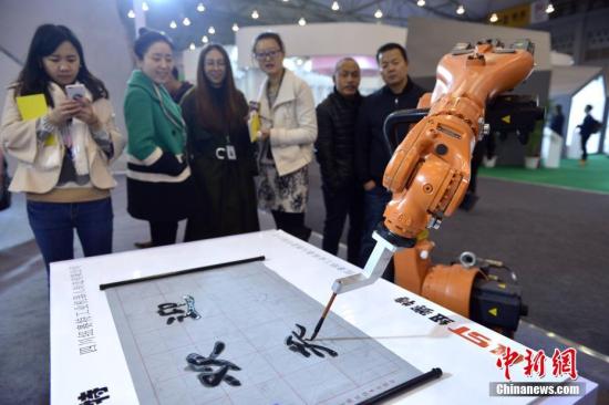 A robot arm writes calligraphy. (Photo/China News Service)