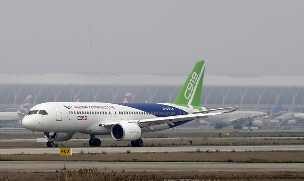 China's first domestically produced passenger plane completes a high-speed taxi test for the first time in Shanghai, April 16, 2017. (Photo/Xinhua)