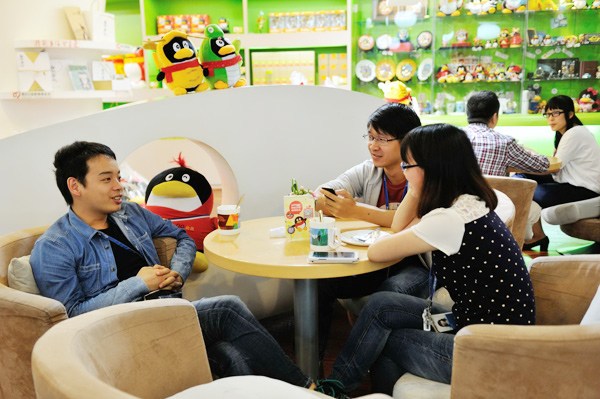 Visitors talk at Tencent's image product shop in Shenzhen, Guangdong province. YU GE / FOR CHINA DAILY