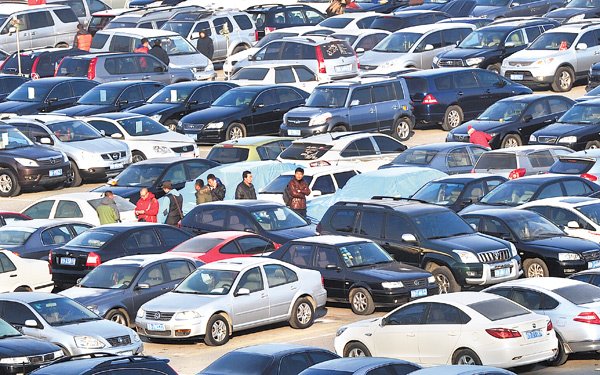 Cars await sale at a used car trading market in Dalian, Liaoning province. LIU DEBIN / CHINA DAILY