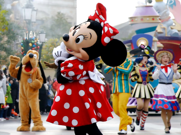 Mickey Mouse and other Disney characters entertain visitors at Shanghai Disney Resort. (YIN LIQIN / FOR CHINA DAILY)