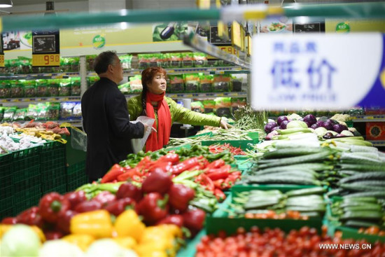 Consumers select vegetables at a supermarket in Wuhan, capital of central China's Hubei Province, March 9, 2017. (Xinhua/Xiong Qi)
