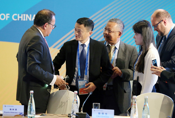 Alibaba founder and Chairman Jack Ma (second from left) talks with Ricardo Melendez-Ortiz, chief executive of the International Centre for Trade and Sustainable Development, at the forum on Sunday. (WANG ZHUANGFEI / CHINA DAILY)