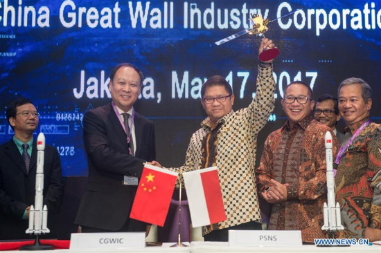 Vice President of China Aerospace Science & Technology Corporation Yang Baohua (L, front) gives a satellite model to Indonesian Informatics and Communications Minister Rudiantara (R, front) in Jakarta, Indonesia, May 17, 2017. (Xinhua/Du Yu)