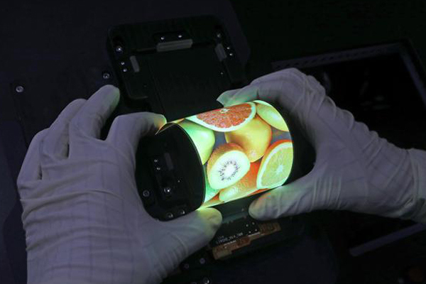 The 6th-generation flexible AMOLED display screen made by domestic leading screen maker BOE Technology. (Photo/www.cnr.cn)