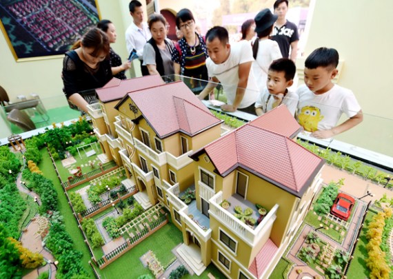 Visitors check out a property project at a housing fair in Luoyang, Henan province. (PROVIDED TO CHINA DAILY)