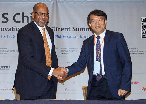 Bernard Harris, left, president of the US China Innovation Alliance, shakes hands with Liu Qing, president of Jiangsu Industrial Technology Research Institute, after signing an agreement for full-scale collaboration to bridge US and China in technology investment on Tuesday. MAY ZHOU / CHINA DAILY