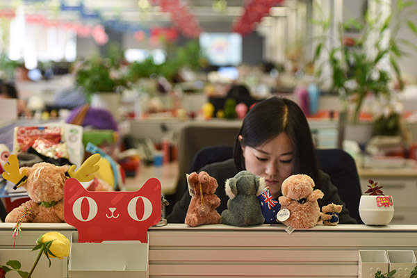 An employee of Alibaba Group communicates with an overseas client via internet at the company's headquarters in Hangzhou, capital of Zhejiang province. (Photo/Xinhua)