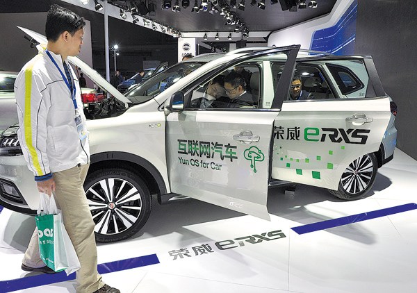 An internet-connected model, the Roewe RX5, catches visitors' eyes at an expo in Shanghai. ZHOU DONGCHAO / FOR CHINA DAILY