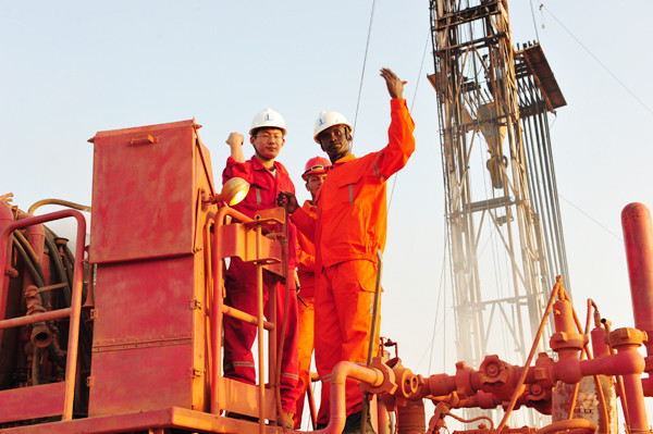 African and Chinese engineers at work at Sinopec's drilling site in Sudan. TONG JIANG / FOR CHINA DAILY