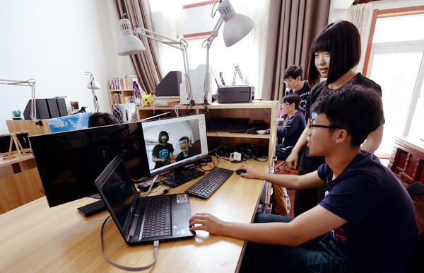 College students test their artificial intelligence devices in their new tech startup in Xi'an, Shaanxi province. LIU XIAO / XINHUA