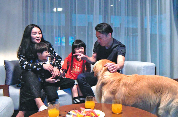 A family find time to bond after dinner at a rented home booked through Zhubaijia, in Chiang Mai, Thailand, earlier this year. PROVIDED TO CHINA DAILY