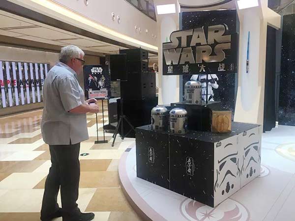 A visitor is attracted by the Star Wars-themed zongzi package at Wu Fang Zhai. (Photo provided to chinadaily.com.cn)