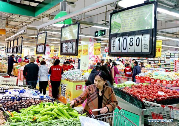 Consumers select goods at a supermarket in Hengshui City, north China's Hebei Province, April 8, 2017. (Photo/Xinhua)
