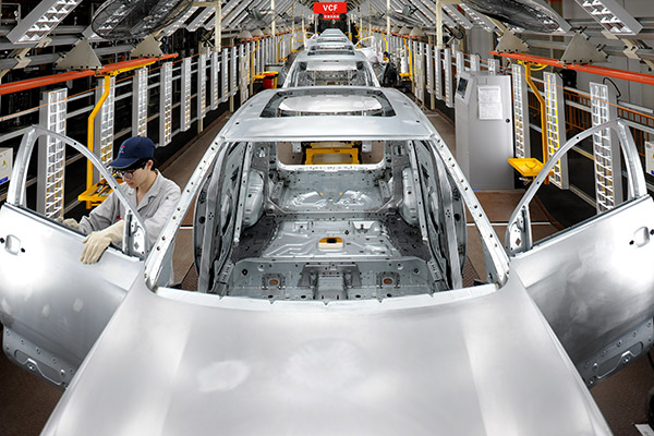 Employees at an assembly line of the Dongfeng Peugeot Citroen Automobile Co Ltd plant in Chengdu, Sichuan province. More European businesses reported rising earnings last year than at any other time since 2010. (Photo/China Daily)