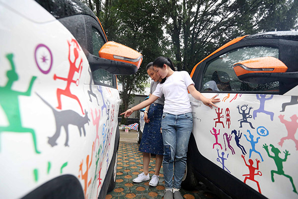Colorful new energy cars catch residents' eyes in Rong'an county in Liuzhou, Guangxi Zhuang autonomous region. (Photo/China Daily)