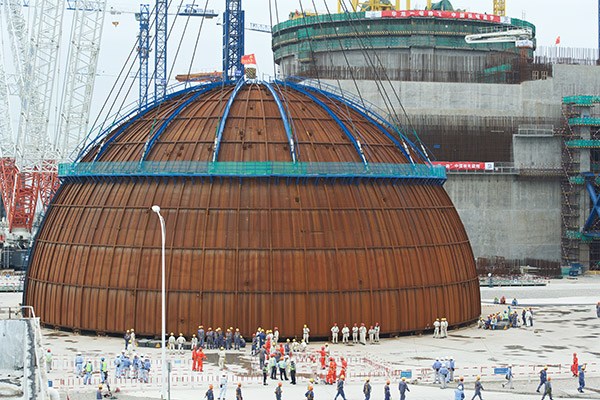 The dome for a Hualong One reactor unit is poised in position at the Fuqing nuclear plant in Fujian province on May 25. (Photo/Xinhua)