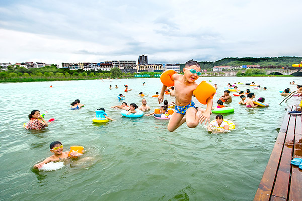 Local children swim and play in Cuihu Lake in Pujiang county, the target of Zhejiang province's Water Movement launched in June 2013. (Photo/China Daily)
