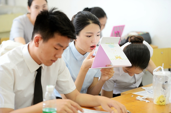 A graduate freshens up in a waiting room during a recruiting session for flight attendants in Jinan, Shandong province, last month. YU NING/CHINA DAILY